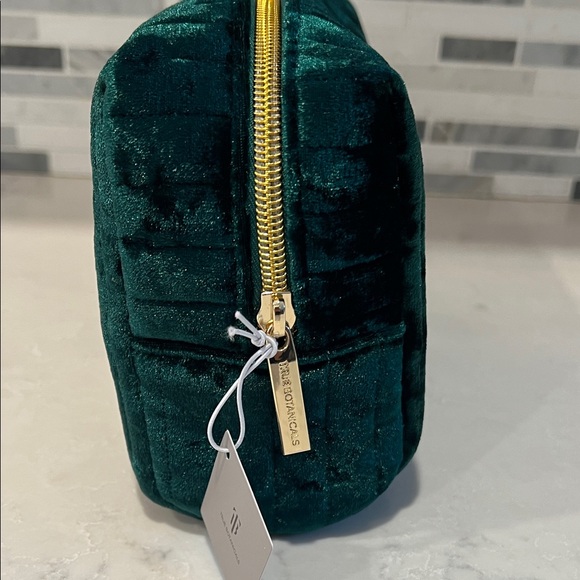 Elegant Green Velvet Cosmetic Bag Gold Zipper Pull - Picture 3 of 7